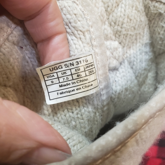 UGG Mountain Quilted Boots - Picture 5 of 6